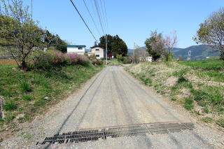 相模湖空き地隣接道路の写真です　敷地内で行き止まりなのでほとんど交通量はありません