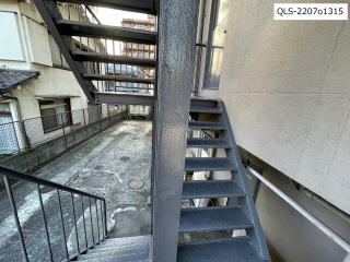 大森１ビル　非常階段・ビル裏駐車場写真です