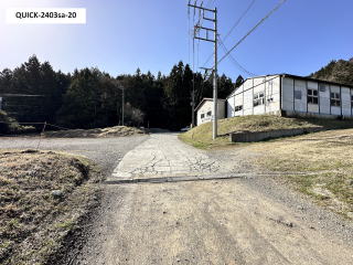 相模湖空き地の前面道路写真です