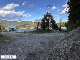 相模湖撮影エリア写真。右の道は廃工場導入路です